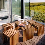 table basse et tabourets en bois karel - burger